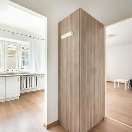 Nowolipki Standard By Bookinghost * وارسو